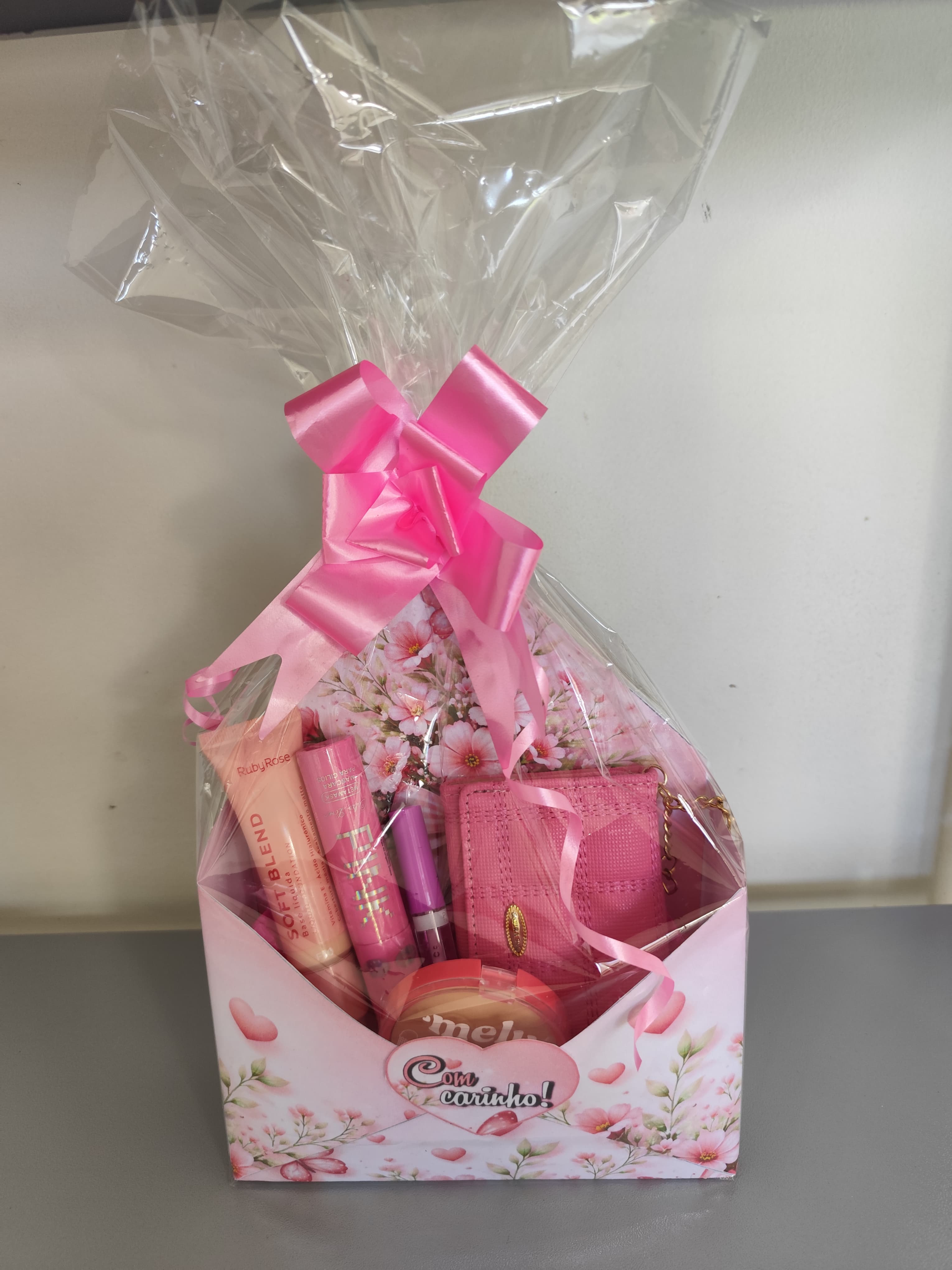 Cesta com carteira e produtos de maquiagem